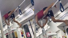 马国男童爬火车扶手杆 乘客看傻眼:家长不闻不问